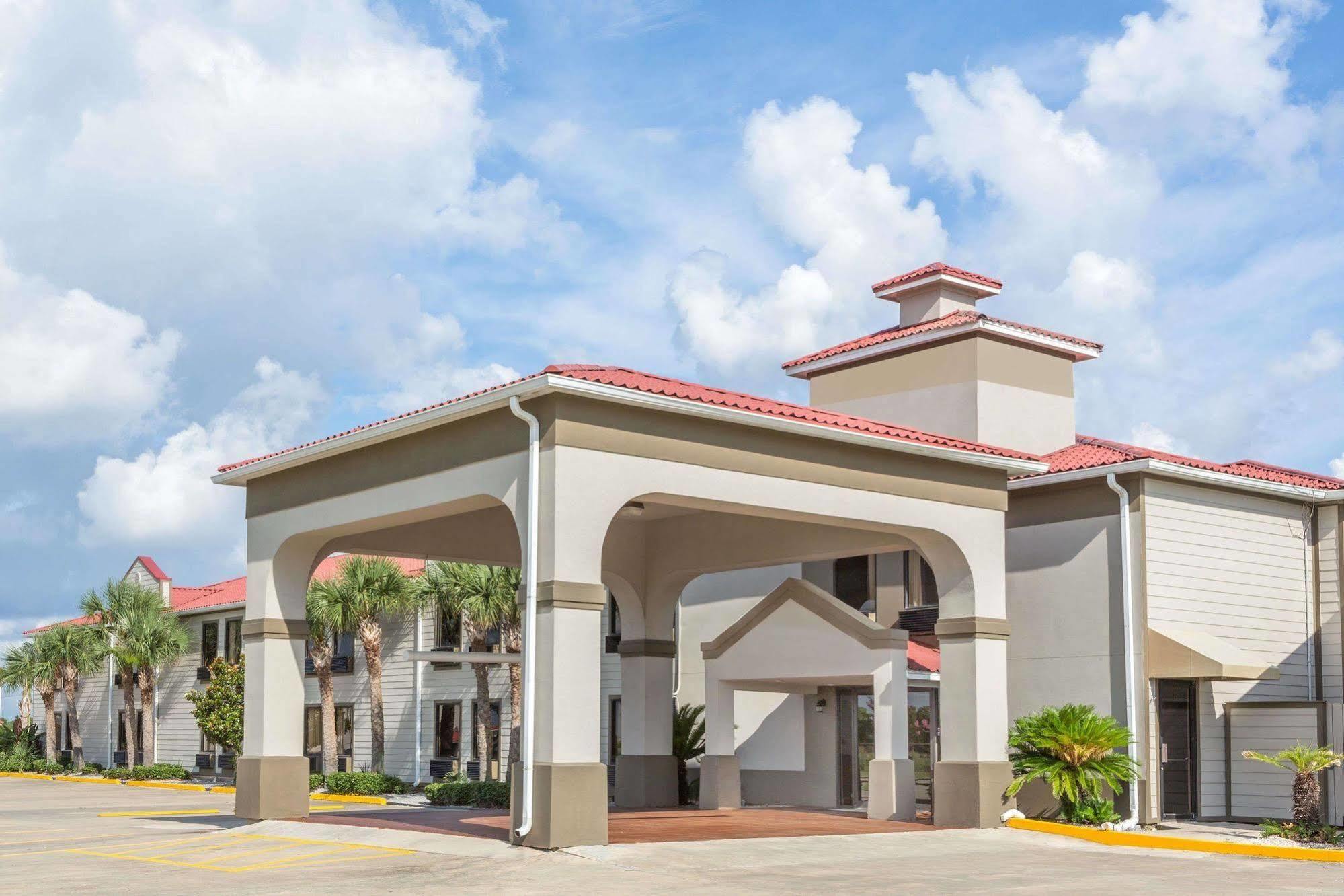 Days Inn By Wyndham Galliano La Exterior photo