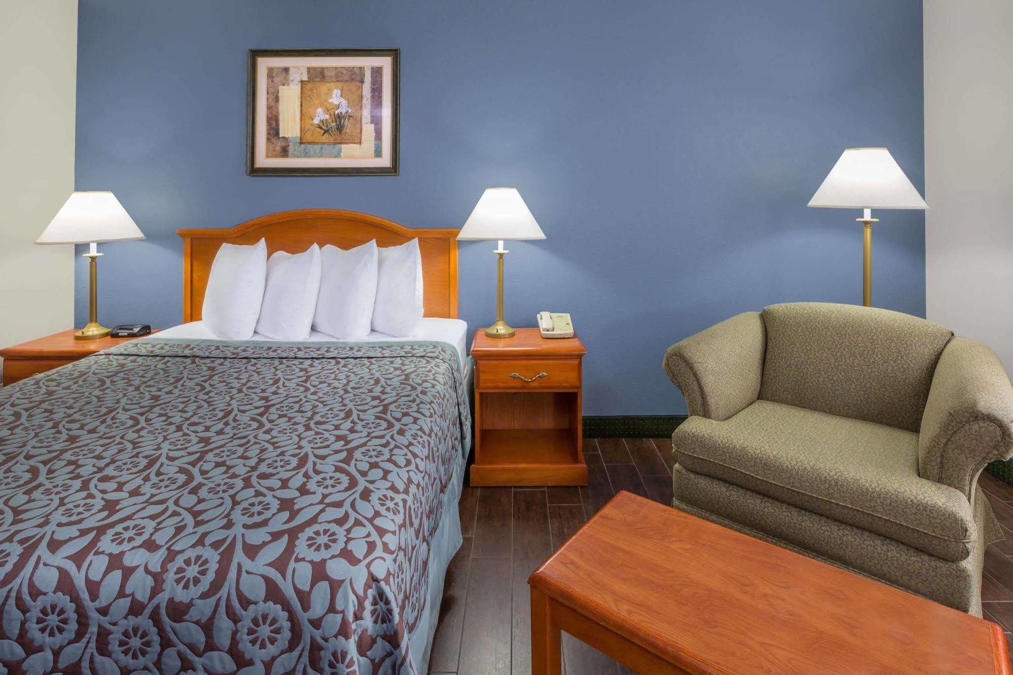 Days Inn By Wyndham Galliano La Exterior photo